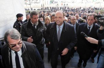 BERLUSCONI: PARLAMENTARI PDL A PIEDI VERSO TRIBUNALE MILANO